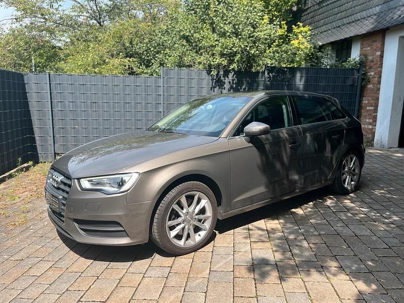 Grau Gebraucht 2014 Audi A3 Sportback Limousine | 8.750 € (Guter Preis) - Bild 1/4
