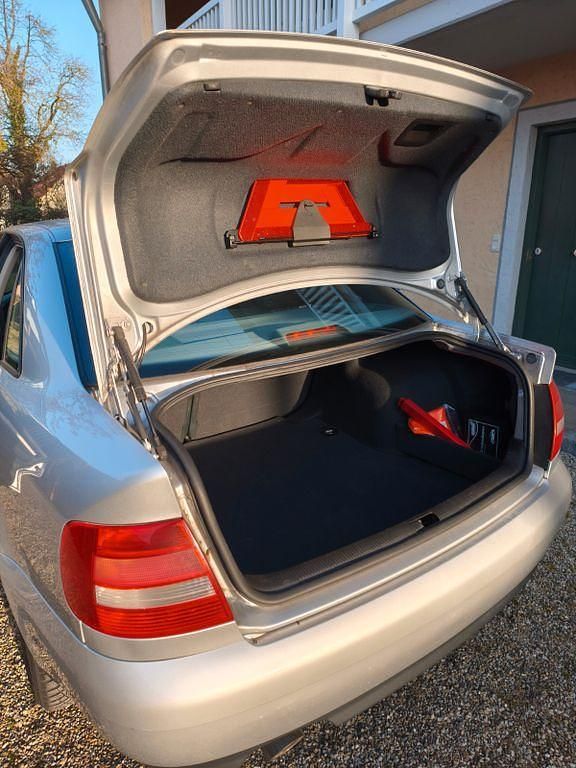 Gebraucht Audi A4 101 PS (74 kW) 2000 Silber Limousine