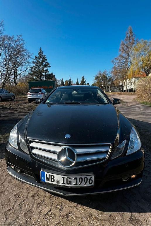 Gebraucht Mercedes E250 204 PS (150 kW) 2010 Schwarz Coupé
