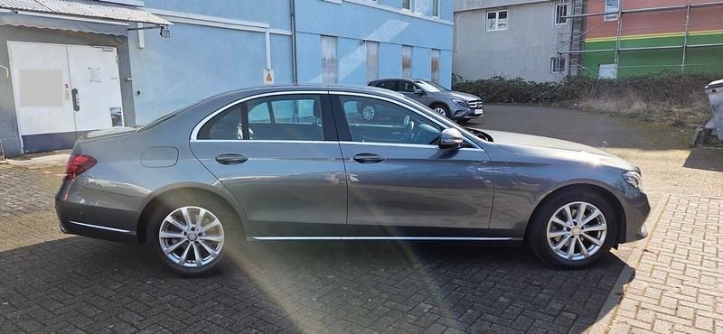 Usado Mercedes E220 194 CV (142 kW) 2016 Gris Berlina