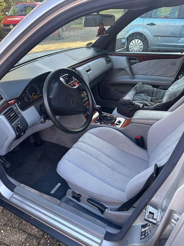 Gebraucht Mercedes 240 170 PS (125 kW) 1998 Silber Limousine