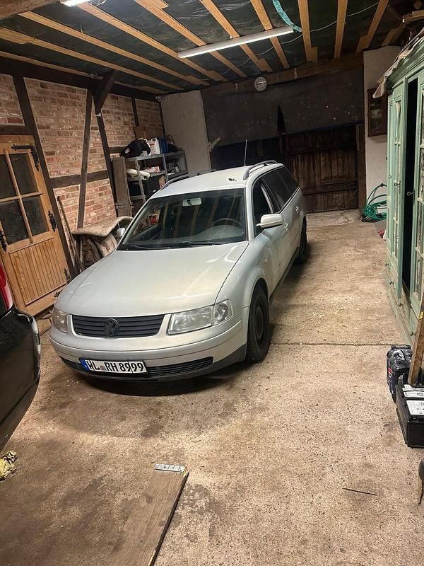 Silber Gebraucht 2000 VW Passat Kombi | 350 € (Superpreis) - Bild 1/4
