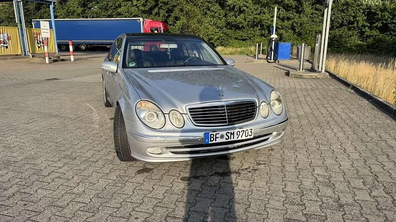 Silber Gebraucht 2003 Mercedes E500 Avantgarde Limousine | 8.200 € (Fairer Preis) - Bild 1/4