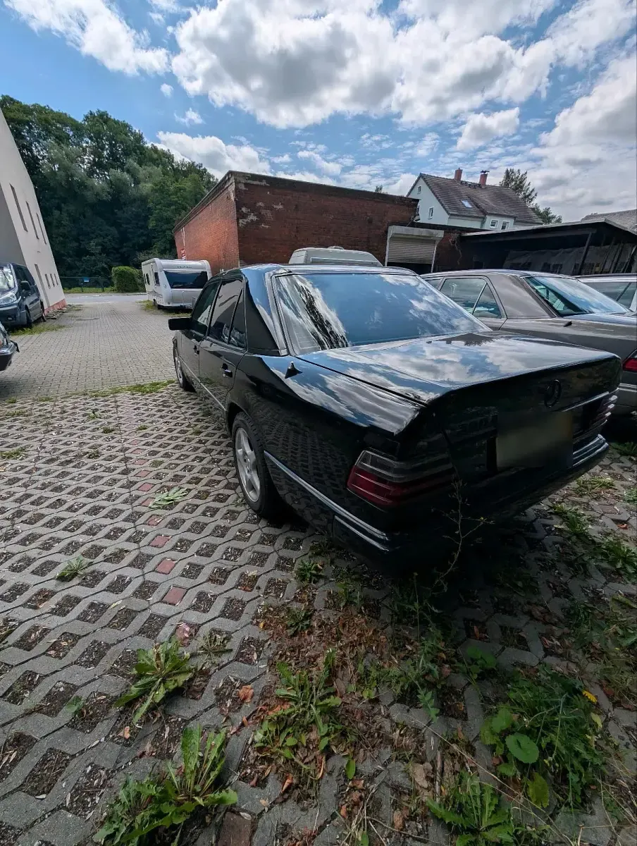 Gebraucht Mercedes 300 113 PS (83 kW) 1990 Schwarz Limousine