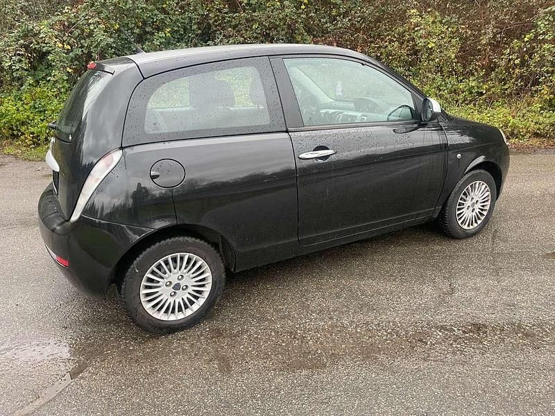 Gebraucht Lancia Ypsilon 60 PS (44 kW) 2010 Schwarz Kleinwagen