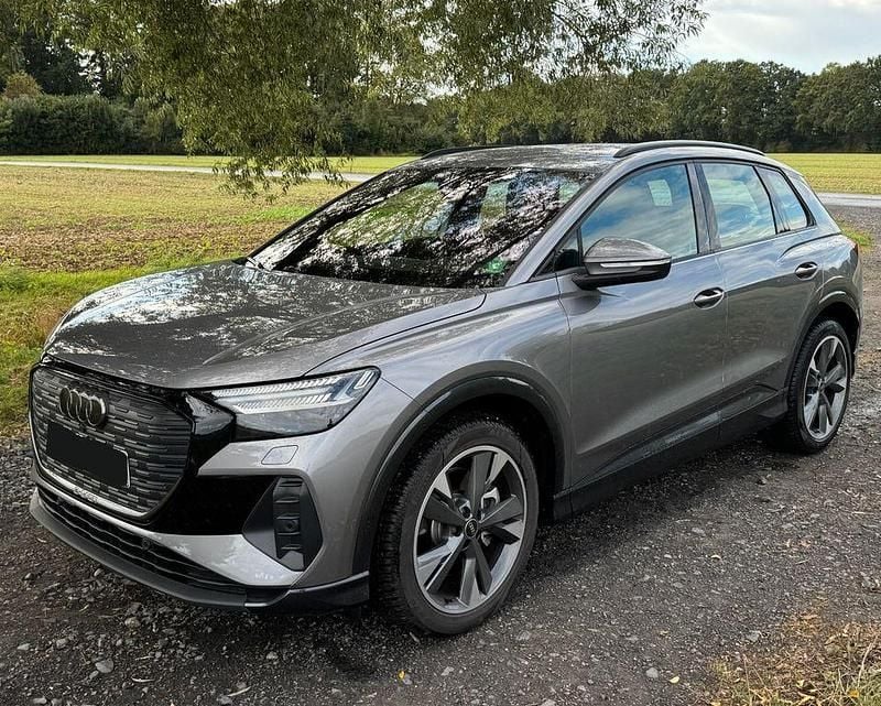 Grau Gebraucht 2024 Audi Q4 e-tron S-Line SUV | 43.500 € (Fairer Preis) - Bild 1/4