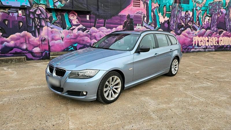 Gebraucht BMW 325 Basis 204 PS (150 kW) 2010 Blau Kombi