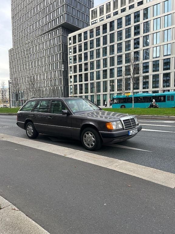 Beige Gebraucht 1991 Mercedes E300 Kombi | 6.500 € - Bild 1/4