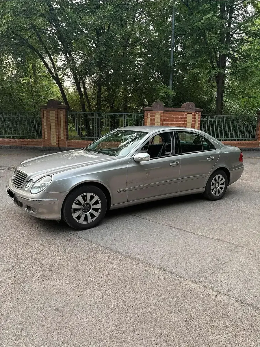 Używany Mercedes E320 204 KM (150 kW) 2005 Złoty Sedan/Limuzyna