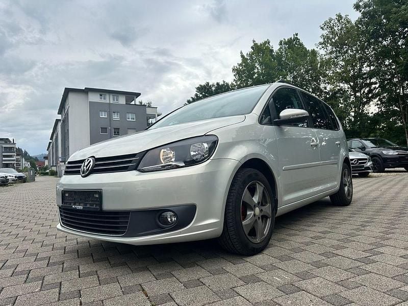 Grau Gebraucht 2015 VW Touran Comfortline Van / Kleinbus | 5.350 € - Bild 1/4