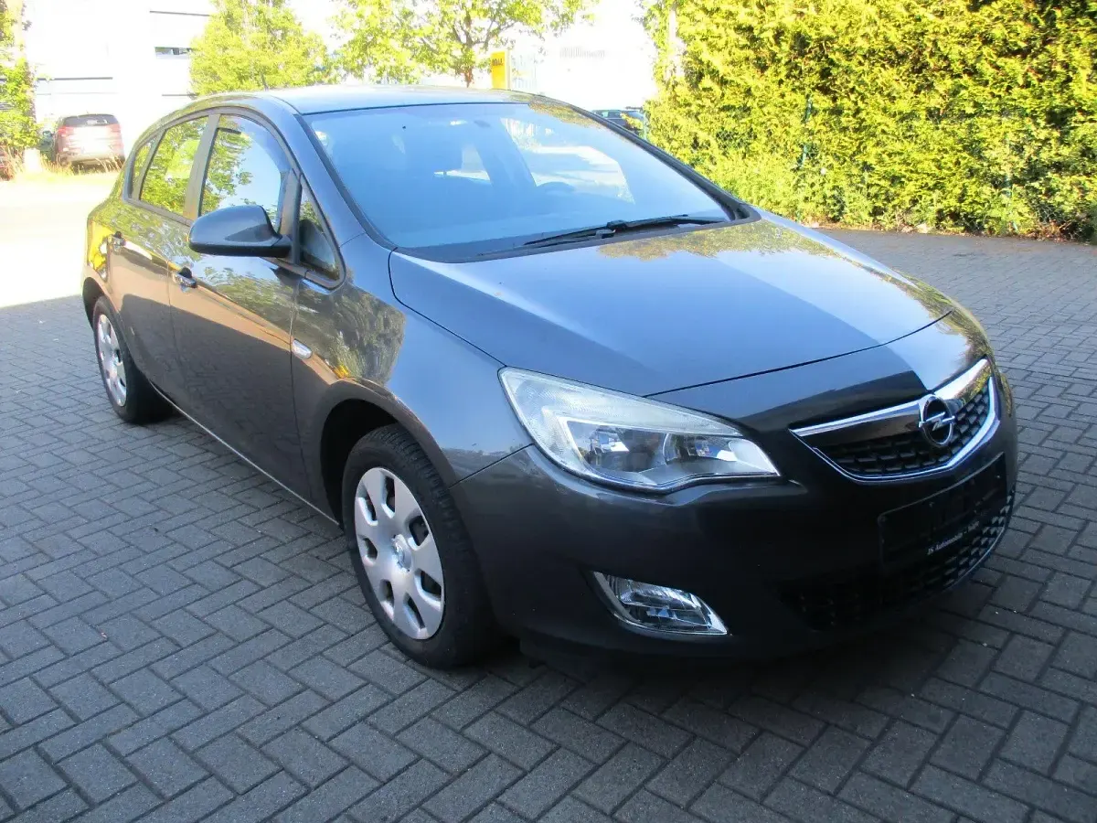 Gebraucht Opel Astra 101 PS (74 kW) 2010 Grau Limousine