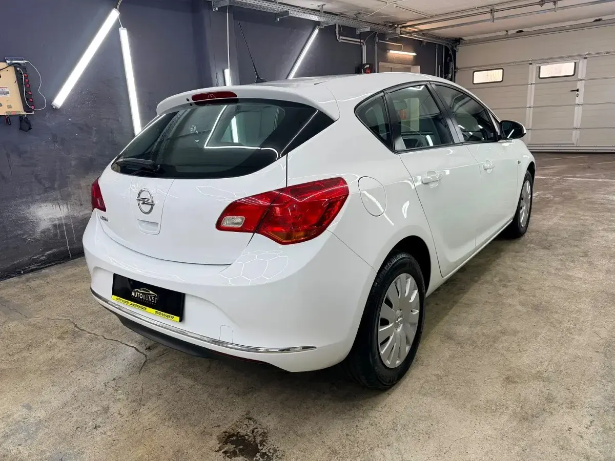 Gebraucht Opel Astra Selection 116 PS (85 kW) 2015 Weiß Limousine