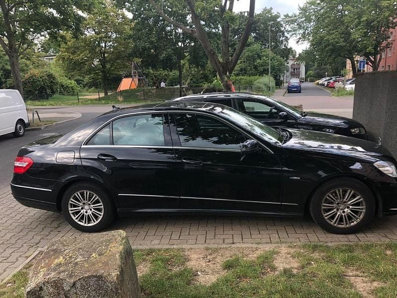 Gebraucht Mercedes E200 Elegance 184 PS (135 kW) 2012 Schwarz Limousine
