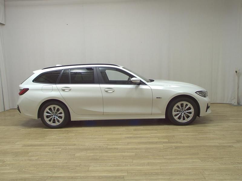 Weiss Gebraucht 2022 BMW 330e Advantage Kombi | 24.480 € (Guter Preis) - Bild 1/4