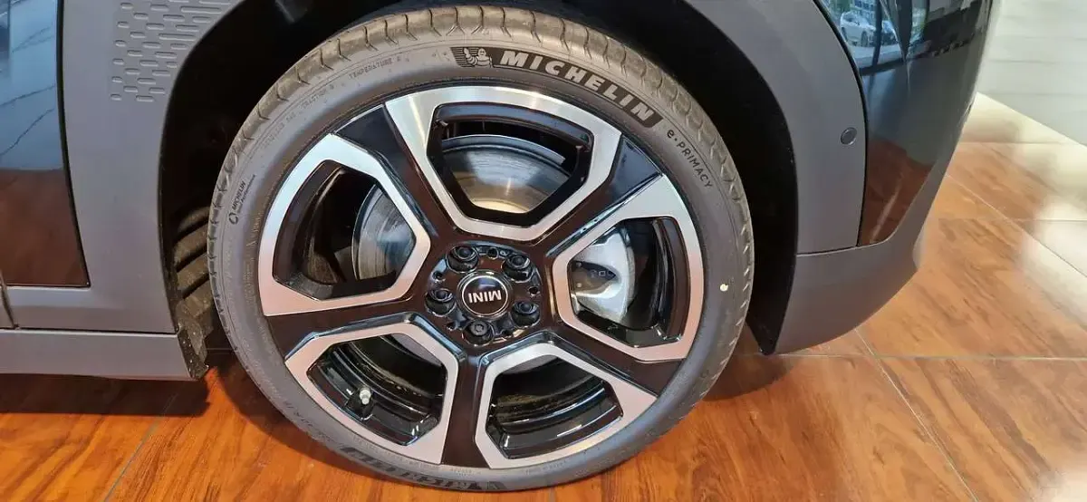 Neu Mini Aceman 160 kW (218 PS) 2026 Schwarz SUV