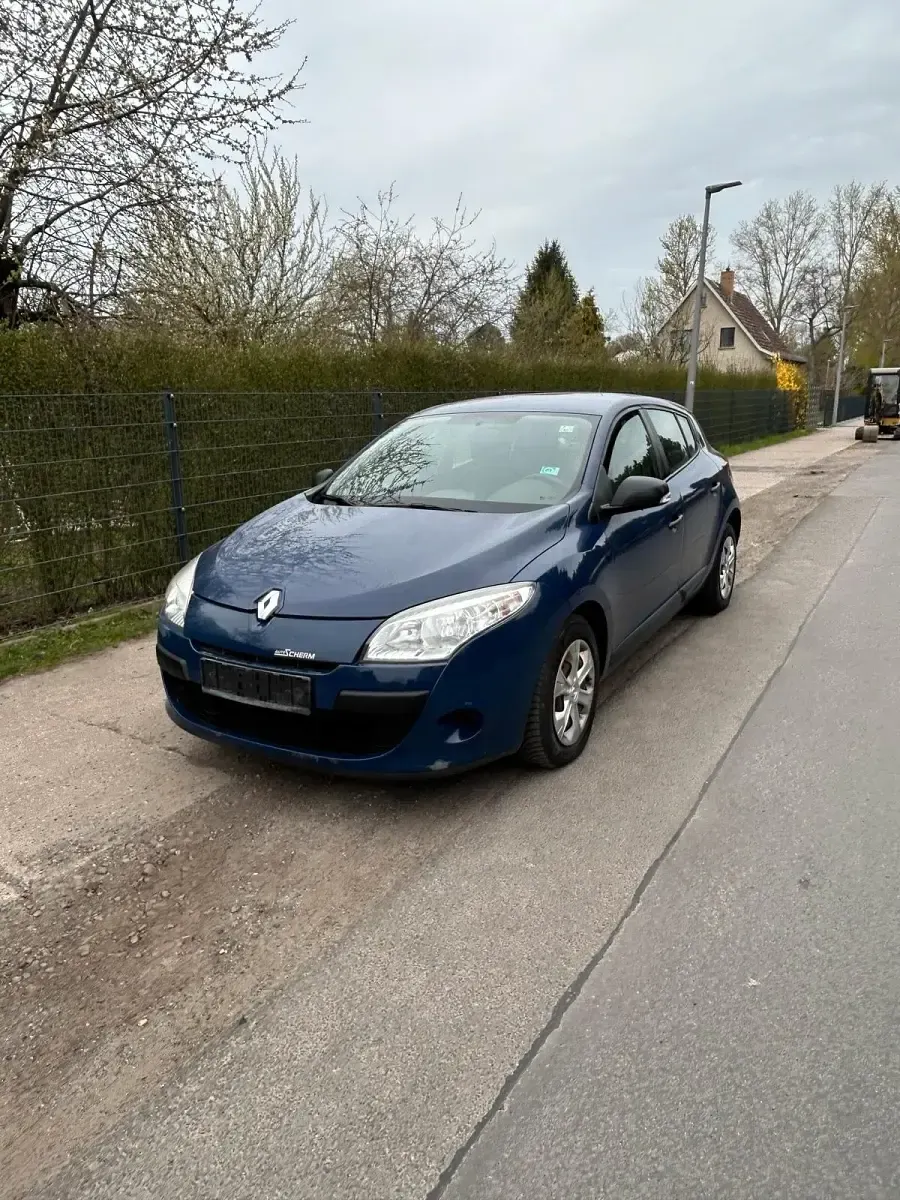 Gebraucht Renault Mégane 101 PS (74 kW) 2011 Blau Kleinwagen