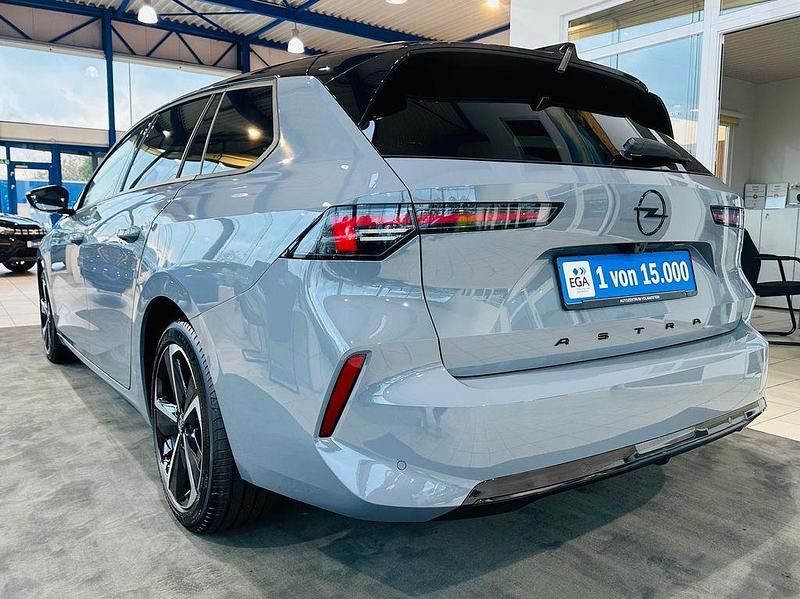 Neu Opel Astra 131 PS (96 kW) 2025 Grafik grau / dach schwarz Kombi