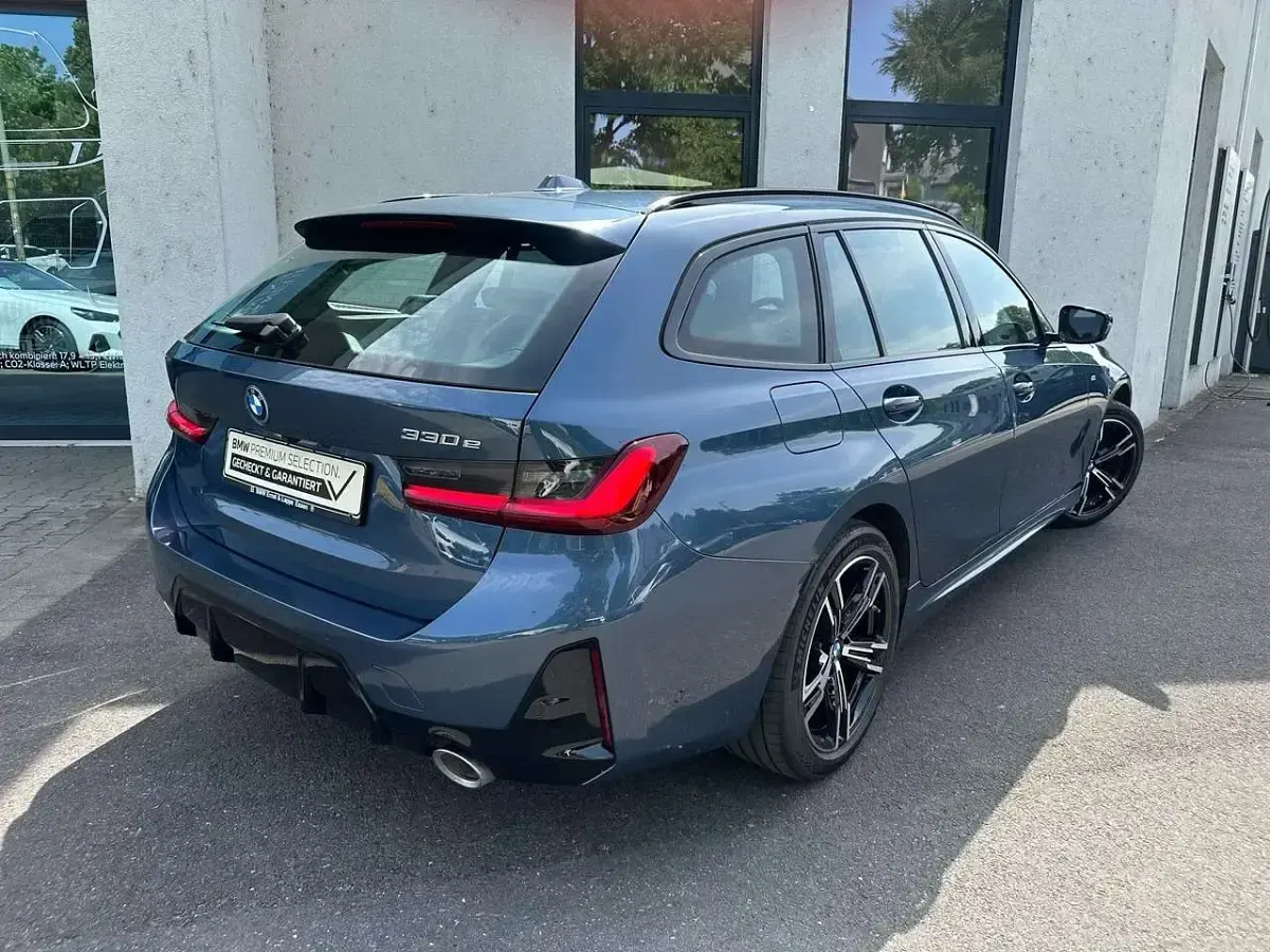 Gebraucht BMW 330e M Sport 292 PS (214 kW) 2025 Arctic race blue Kombi