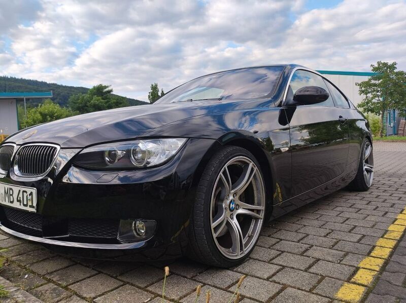 Schwarz Gebraucht 2007 BMW 330 Coupé | 9.009 € (Superpreis) - Bild 1/4