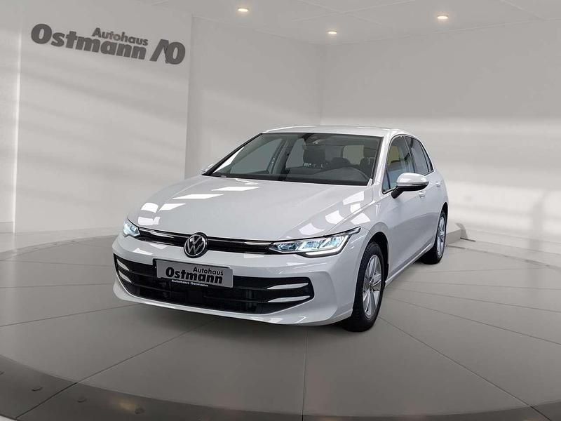 Weiß (pure white) Gebraucht 2024 VW Golf VIII Life Limousine | 25.250 € (Fairer Preis) - Bild 1/4