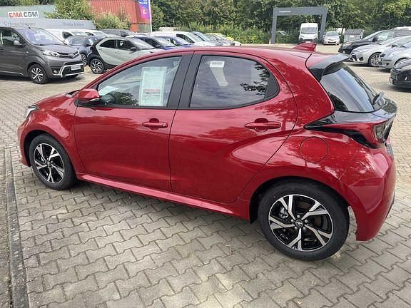 Gebraucht Toyota Yaris Hybrid Comfort 116 PS (85 kW) 2024 Karminarot metallic