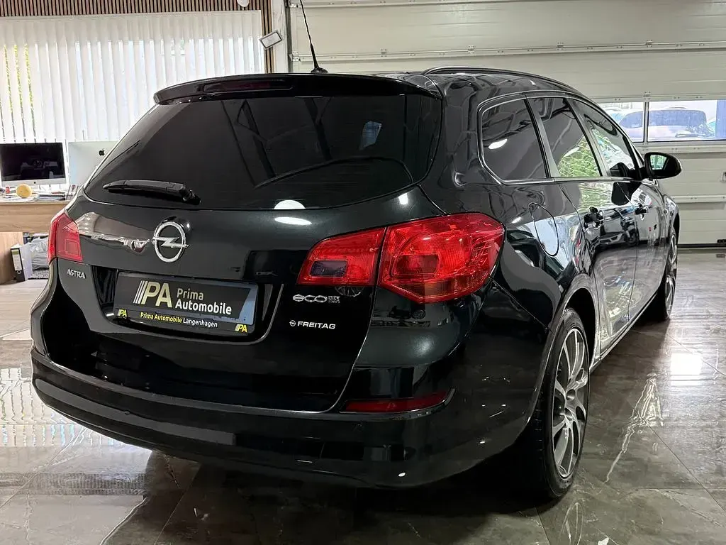 Gebraucht Opel Astra Design Edition 101 PS (74 kW) 2012 Schwarz Kombi