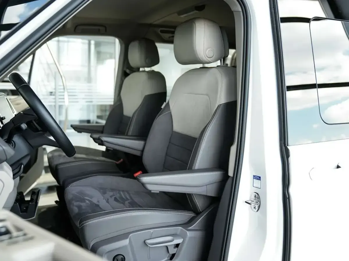 Gebraucht VW Multivan Edition 150 PS (110 kW) 2025 Candy weiss/depp black Van / Kleinbus
