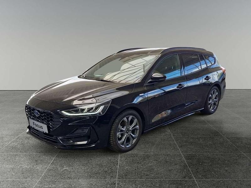 Obsidianschwarz metallic Gebraucht 2024 Ford Focus ST-Line Kombi | 22.290 € (Fairer Preis) - Bild 1/4