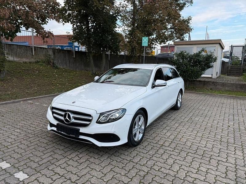 Weiß Gebraucht 2018 Mercedes E220 Limousine | 18.900 € - Bild 1/4