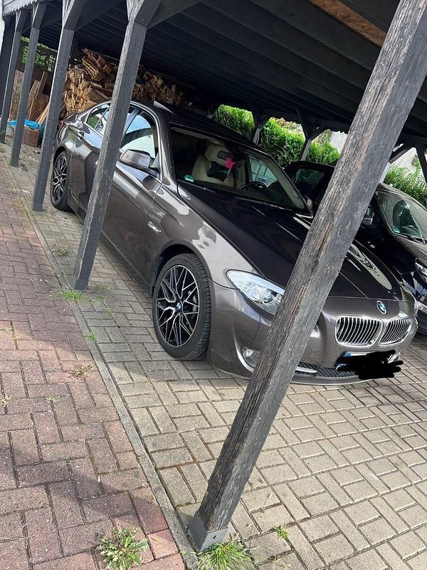 Gebraucht BMW 530 258 PS (189 kW) 2012 Braun Limousine