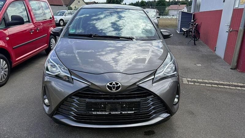 Grau Gebraucht 2020 Toyota Yaris Team Limousine | 14.500 € (Fairer Preis) - Bild 1/4