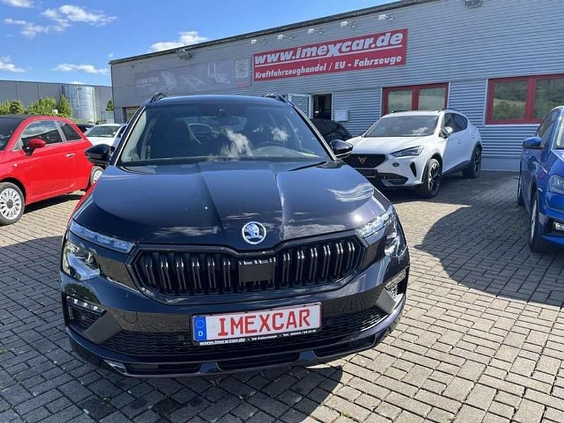 Schwarz metallic Neu 2025 Skoda Kamiq Monte Carlo SUV | 30.990 € (Fairer Preis) - Bild 1/4