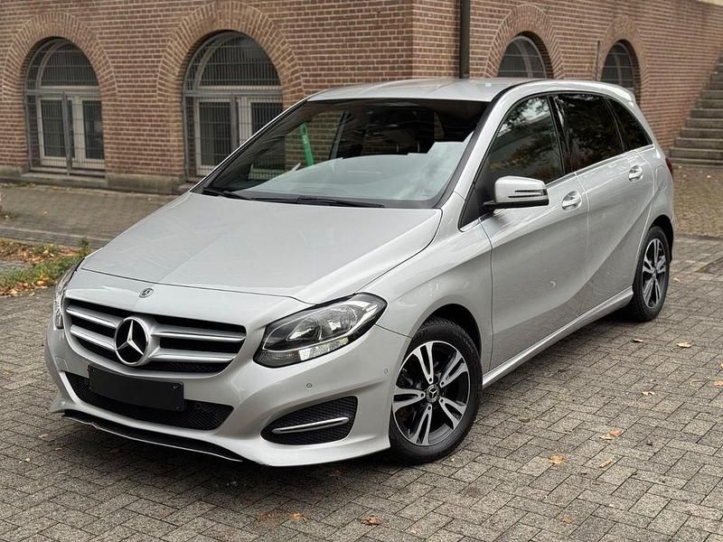 Silber Gebraucht 2018 Mercedes B220 Style Van / Kleinbus | 15.999 € (Guter Preis) - Bild 1/4