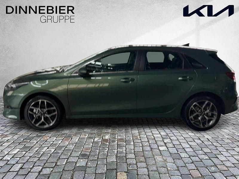 Neu Kia Ceed Spirit 140 PS (102 kW) 2025 Yucca stahlgrau metallic Kleinwagen