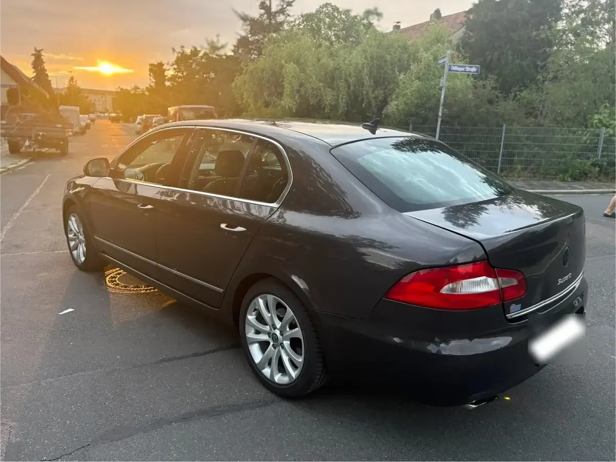 Gebraucht Skoda Superb 160 PS (117 kW) 2011 Andere farben Limousine