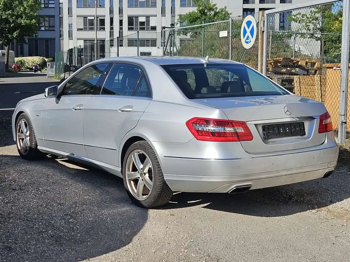 Gebraucht Mercedes E200 Avantgarde 184 PS (135 kW) 2012 Iridiumsilber  metalliclack Limousine