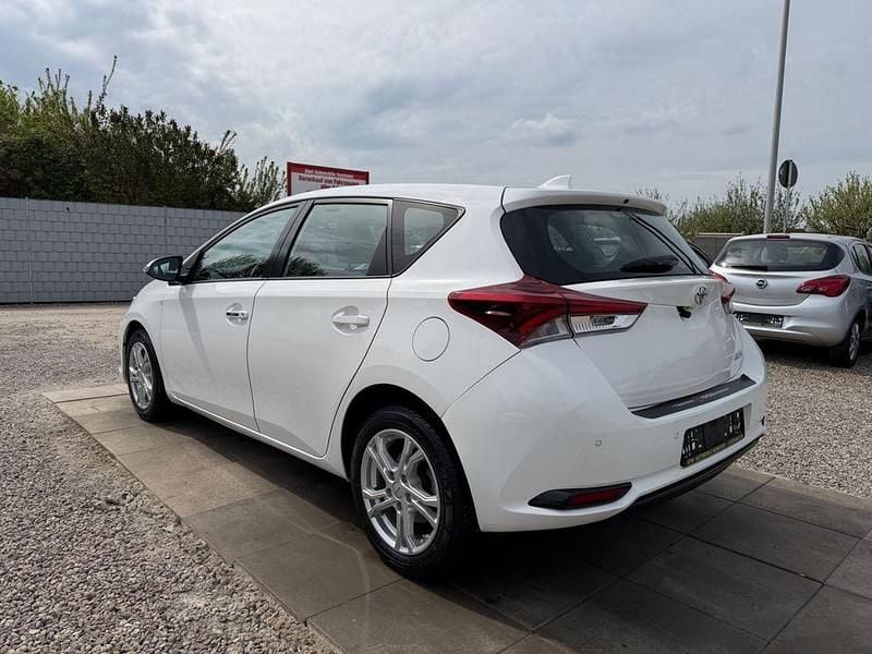 Gebraucht Toyota Auris Cool 99 PS (72 kW) 2015 Super white 2 Limousine
