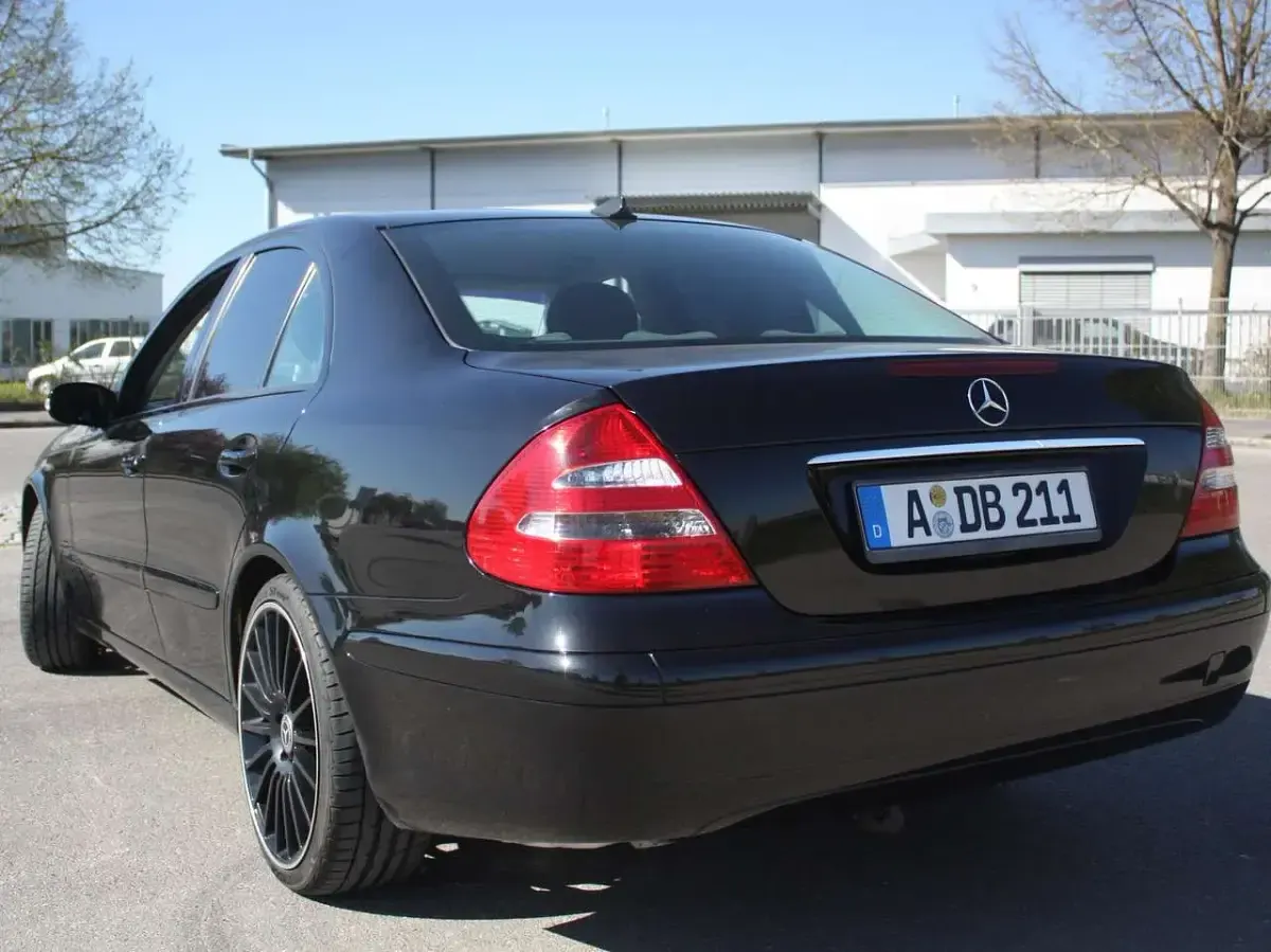 Second-hand Mercedes E200 Classic 122 CP (89 kW) 2005 Negru Berlinǎ