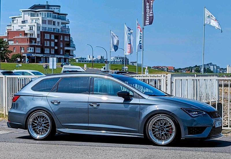 Grau Gebraucht 2016 Cupra Leon Kombi | 21.000 € (Fairer Preis) - Bild 1/4