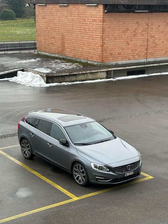 Gebraucht Volvo V60 190 PS (139 kW) 2017 Grau Kombi