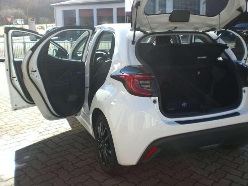 Gebraucht Toyota Yaris Team 125 PS (91 kW) 2023 Schneeweiß Limousine