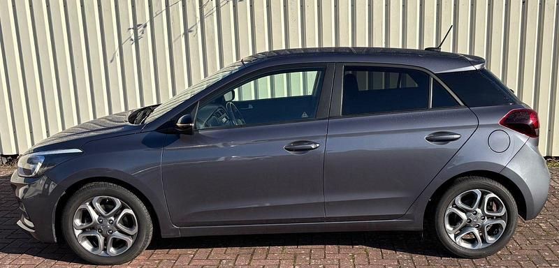 Gebraucht Hyundai i20 Advantage 101 PS (74 kW) 2020 Grau Kleinwagen
