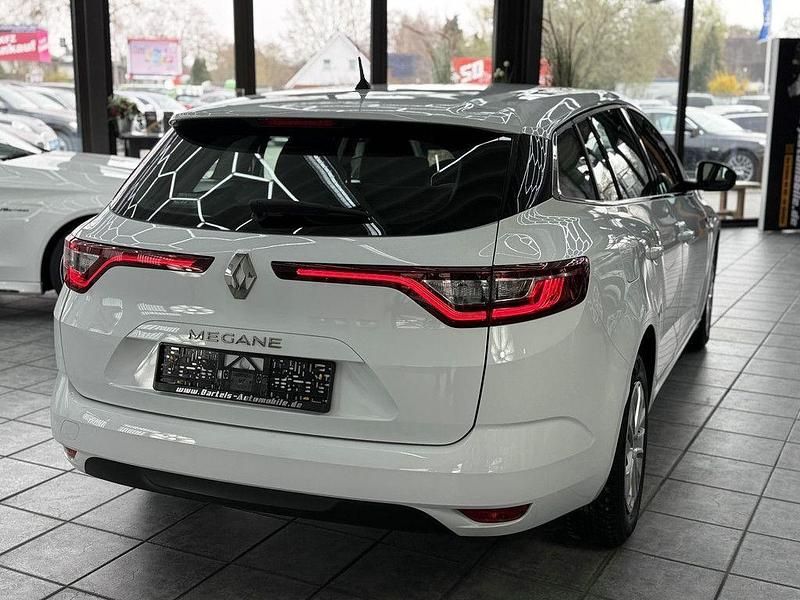 Gebraucht Renault Mégane IV Life 116 PS (85 kW) 2019 Weiß Limousine