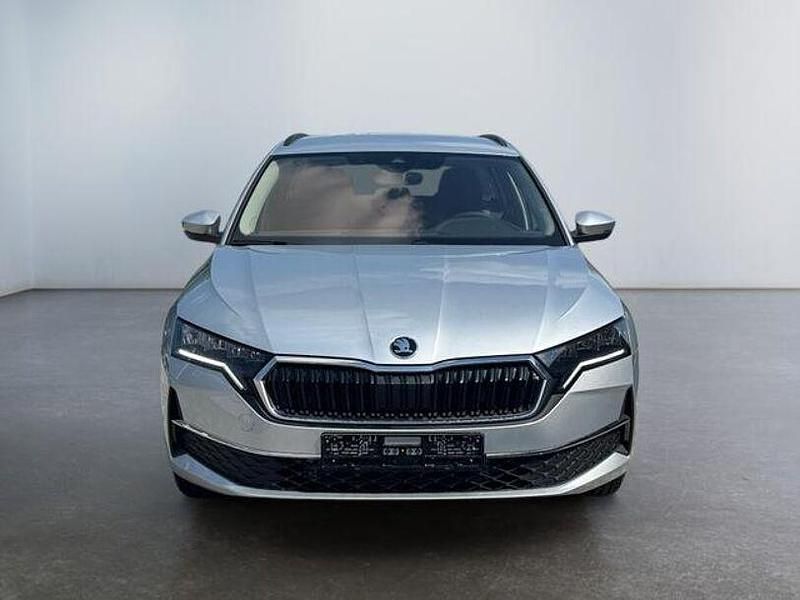 Brilliant silber metallic/silber Neu 2024 Skoda Octavia Selection Kombi | 30.979 € (Fairer Preis) - Bild 1/3