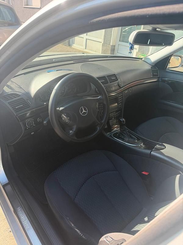 Gebraucht Mercedes E220 150 PS (110 kW) 2005 Silber Limousine