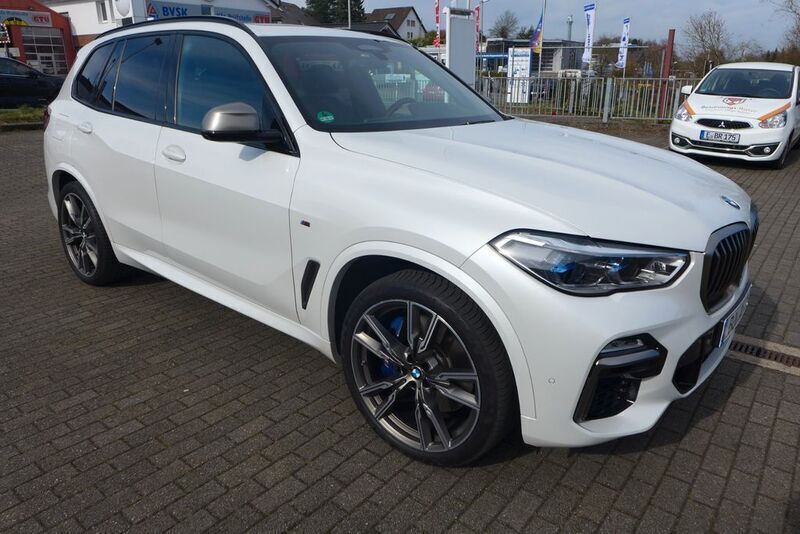 Mineralweiss metallic Gebraucht 2020 BMW X5 M50 Comfort Edition SUV | 63.990 € (Teuer) - Bild 1/4