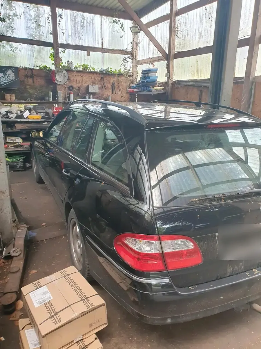 Usado Mercedes E220 150 CV (110 kW) 2004 Negro Familiar