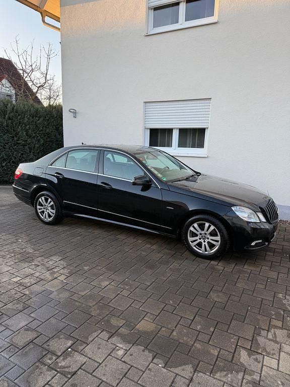 Gebraucht Mercedes E220 Avantgarde 170 PS (125 kW) 2009 Schwarz Limousine