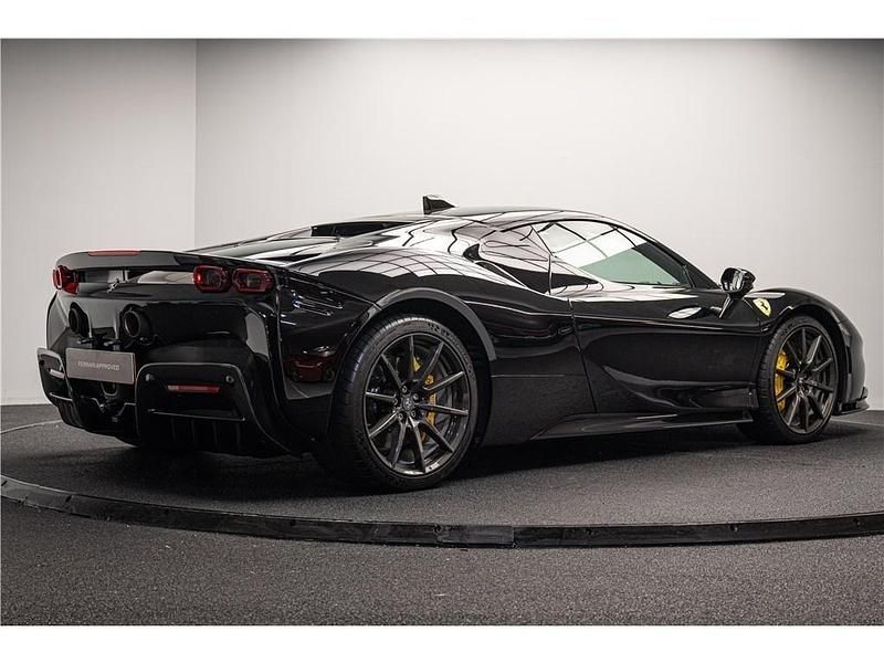 Second-hand Ferrari SF90 780 CP (573 kW) 2023 Negru