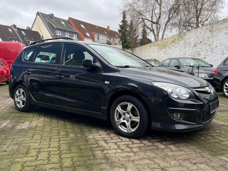 Schwarz Gebraucht 2011 Hyundai i30 Classic Kombi | 1.490 € (Superpreis) - Bild 1/4